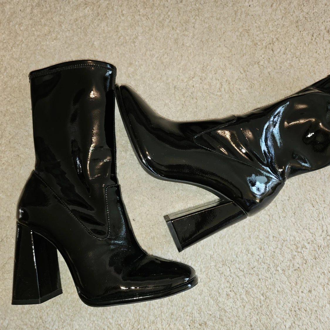 Even&Odd Svarta lackstövletter med klack - 90