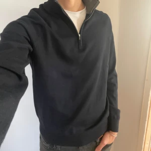 Stickad half zip - Säljer en riktigt skön mörkblå stickad tröja ifrån mango. Den är väldigt sparsamt använd och har inga tecken på användning. Nypris ligger på 599.