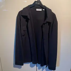 En nyköpt overshirt jag köpte och använt 2 gånger men inser att den är för stor. Inget tecken på användning och sitter bra på rätt storlek (M/L) skön och snygg i passform