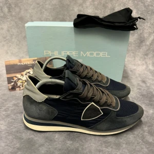 PHILIPPE MODEL TRPZ - - Philippemodel TRPZ - Skick: 8,5/10 - Tillbehör: enbart skorna - Storlek 42, passar mer 43 - Nypris ca 3700kr // Deluxecloset