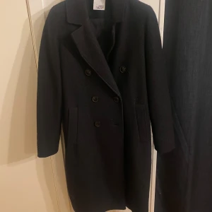 Kappa  - Svart kappa från MQ MarQet  St XS (stor i storleken)  