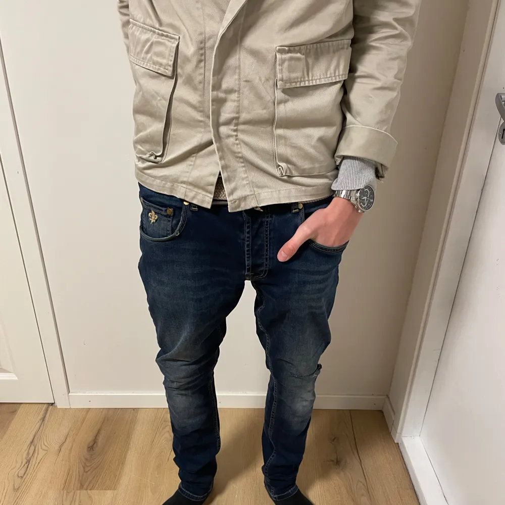 Säljer ett par snygga mörkblå jeans från Morris i mycket bra skick. De har en slim passform 32/32. Passar bra på  184 cm lång. . Jeans & Byxor.