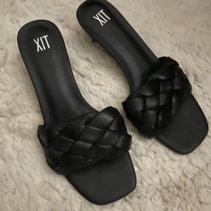 Svarta klackar  - Säljer dessa fina och bekväma klackar då dem är är för små! 🌸