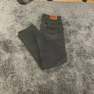 Levi’s 501, nyskick förutom att märket i bak börjat släppa. Strl: 164cm. Kvitto finns!