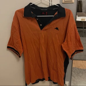 Kappa t-shirt - Orange & mörkblå pikétröja från kappa! 