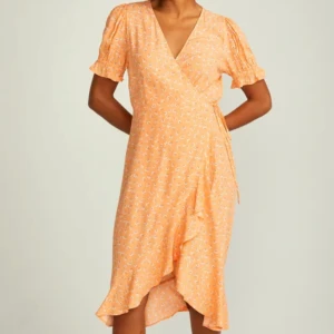 Dobber omlottklänning - Klänning med knytning i sidan från varumärket Dobber inköpt från MQ, Stl XS. Nypris 699kr. Använd 1 gång.