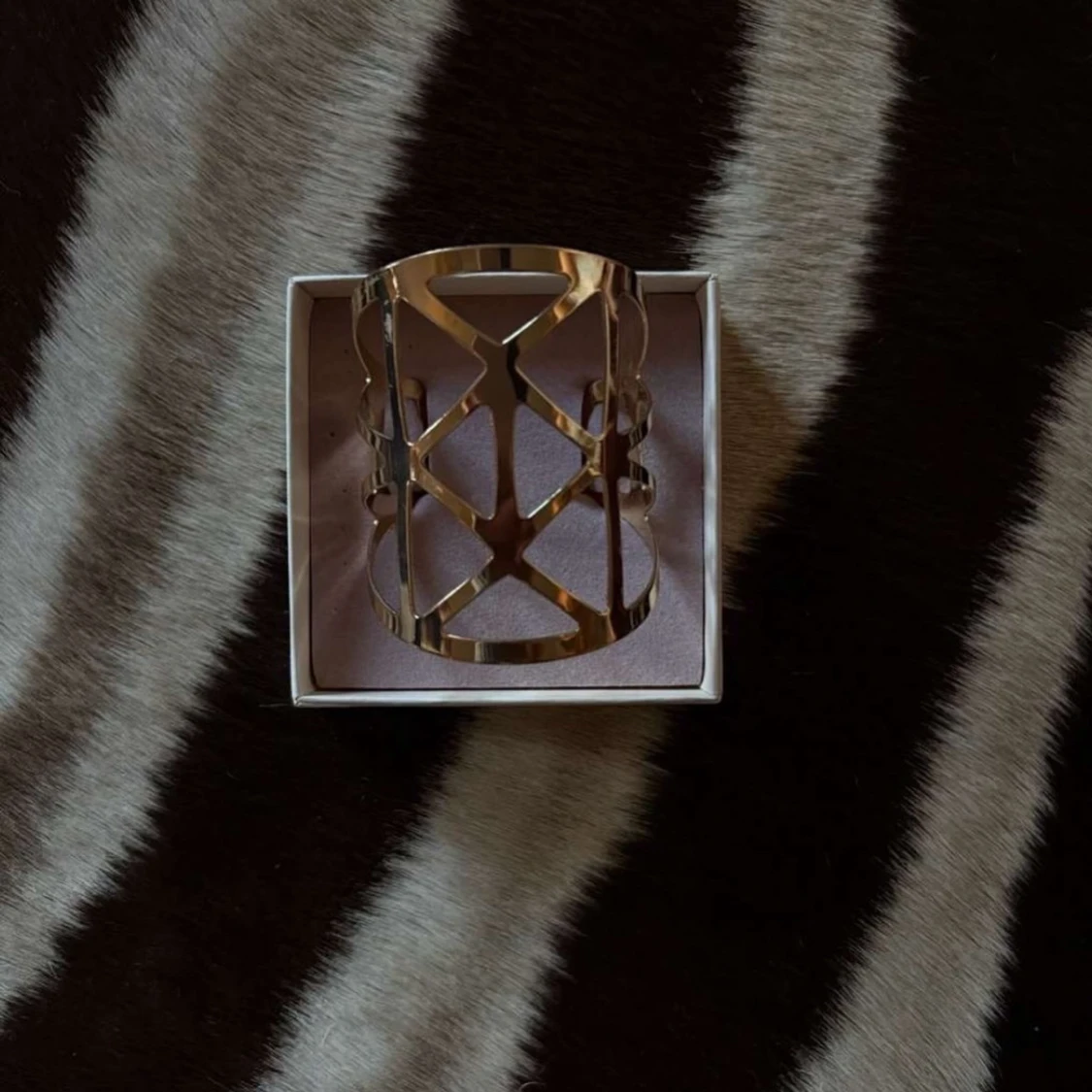 Guldarmband med geometriskt mönster