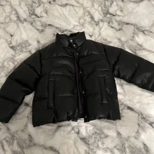 Skinn jacka från zara  - Skinnjacka från zara helt oanvänd i storlek 134