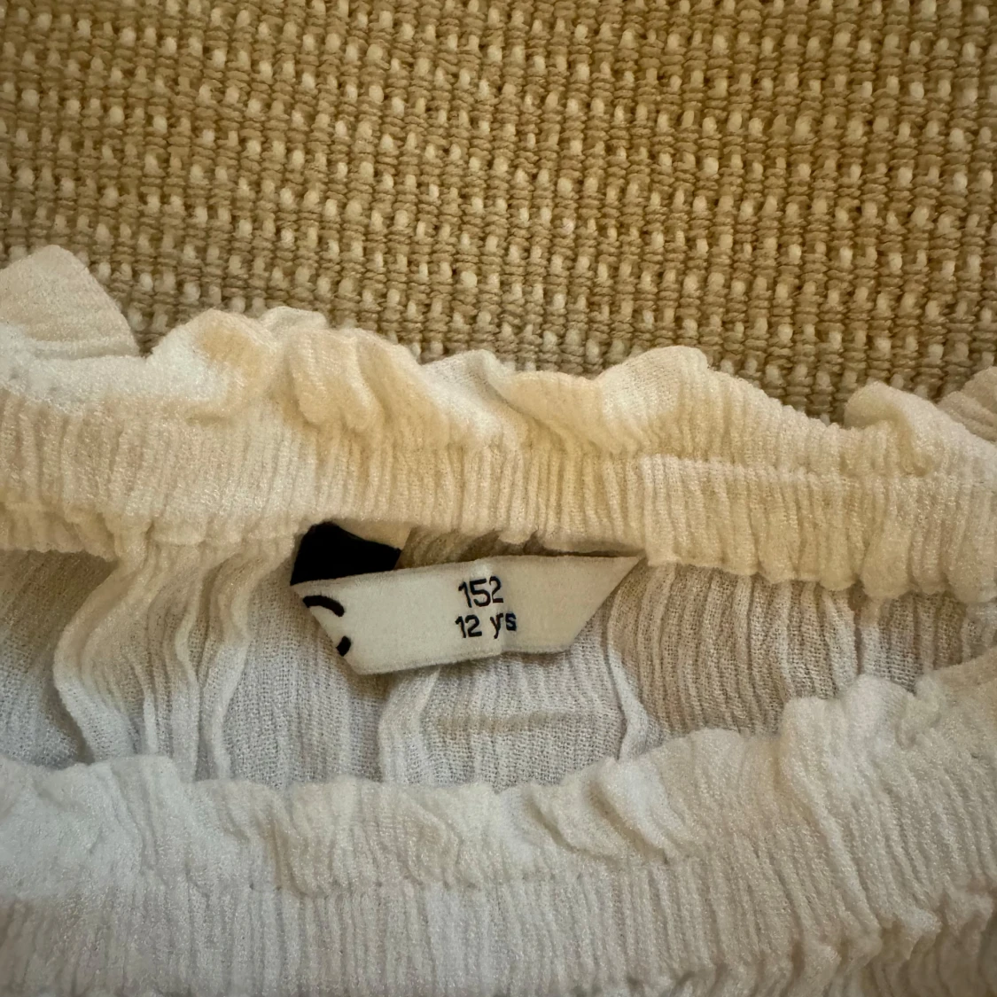 Vit blus med spetsdetaljer - 90