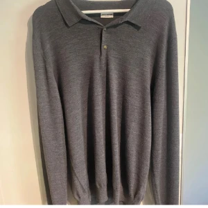 Grå pikétröja från John Henric - Säljer en stilren grå pikétröja från John Henric i storlek L. 10/10 skick, nypris runt 900!
