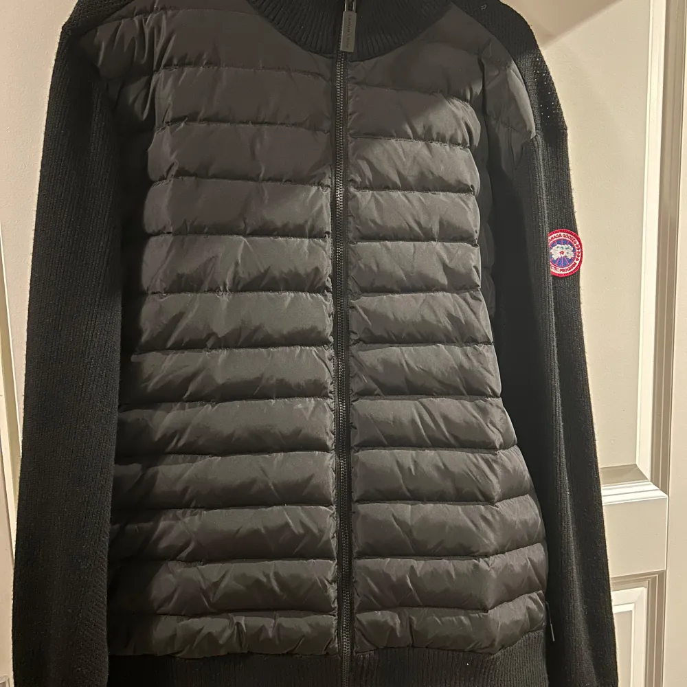 Säljer en snygg svart jacka från Canada Goose. Perfekt för höst och vinter, den är både stilren och varm. Passar till alla tillfällen! Säljer då den är lite för stor. Storlek XXL passar dig med XL. Nypris: 8475kr . Jackor.