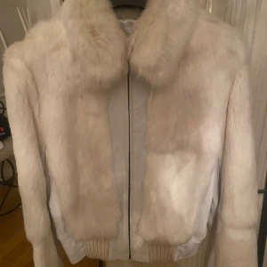 Kombinerad vit päls/skinn jacka stl 38 - Superfin kombinerad jacka , skinn/ kaninpäls i storlek 38. Liten i storleken ( passar mer en 36) Som ny.  Finns i Bandhagen alt skickas. Köparen står för frakten.