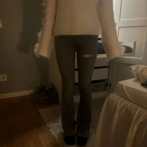 Gråa lågmidjade jeans jeans - Skit snygga och coola jeans som är gråa, lågmidgade och bootcut. Jätte fin passform säljer dom för inte används på länge, super bra skick. Skriv för fler bilder och pris kan diskuteras❤️❤️! Jag är 162cm, jag har sytt om dom själv❤️