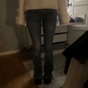 Mörkblå jeans -  Säljer super fina mörkblå jeans som är låg midja och bootcut, super bra skick och använda fåtal gånger. Efterfrågade och trendiga, säljer då dom blivit lite för små. Pris kan diskuteras och skriv för fler bilder!❤️❤️