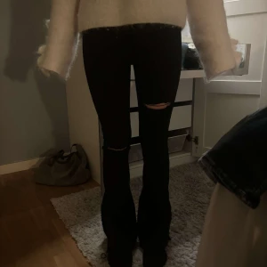 Svarta bootcut lågmidgade jeans - Säljer ett par suppppper snygga svarta low waist bootcut jeans, säljer då dom inte kommer till användning. Skriv för fler bilder!❤️pris kan diskuteras☺️❤️har även en lite slits (syns nästan inte)❤️