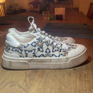 Sneakers  - Säljer ett par jätte fina och snygga sneakers i storlek 38. Coolt mönster! Dom är i bra skick och använt få gånger. 