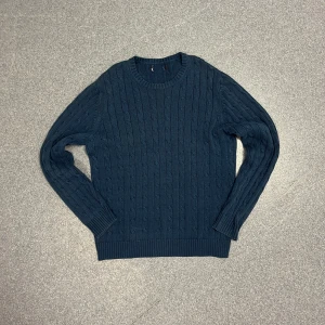 Marin blå kabelstickad tröja - Marinblå kabelstickad tröja från okänt märke i storlek L tror jag