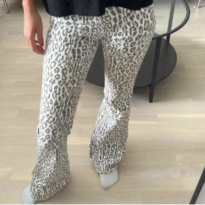 Leopardmönstrade byxor - Säljer ett par snygga leopardmönstrade byxor i mycket bra skick.  som är perfekt för både vardag och fest. 32/34! 