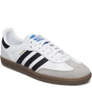 Adidas Samba sneakers - Klassiska Adidas Samba sneakers i vitt och svart med snygga svarta ränder på sidan. Skorna har en stilren design med snörning och en gummisula som ger bra grepp.  Mer bilder kommer snart!! 
