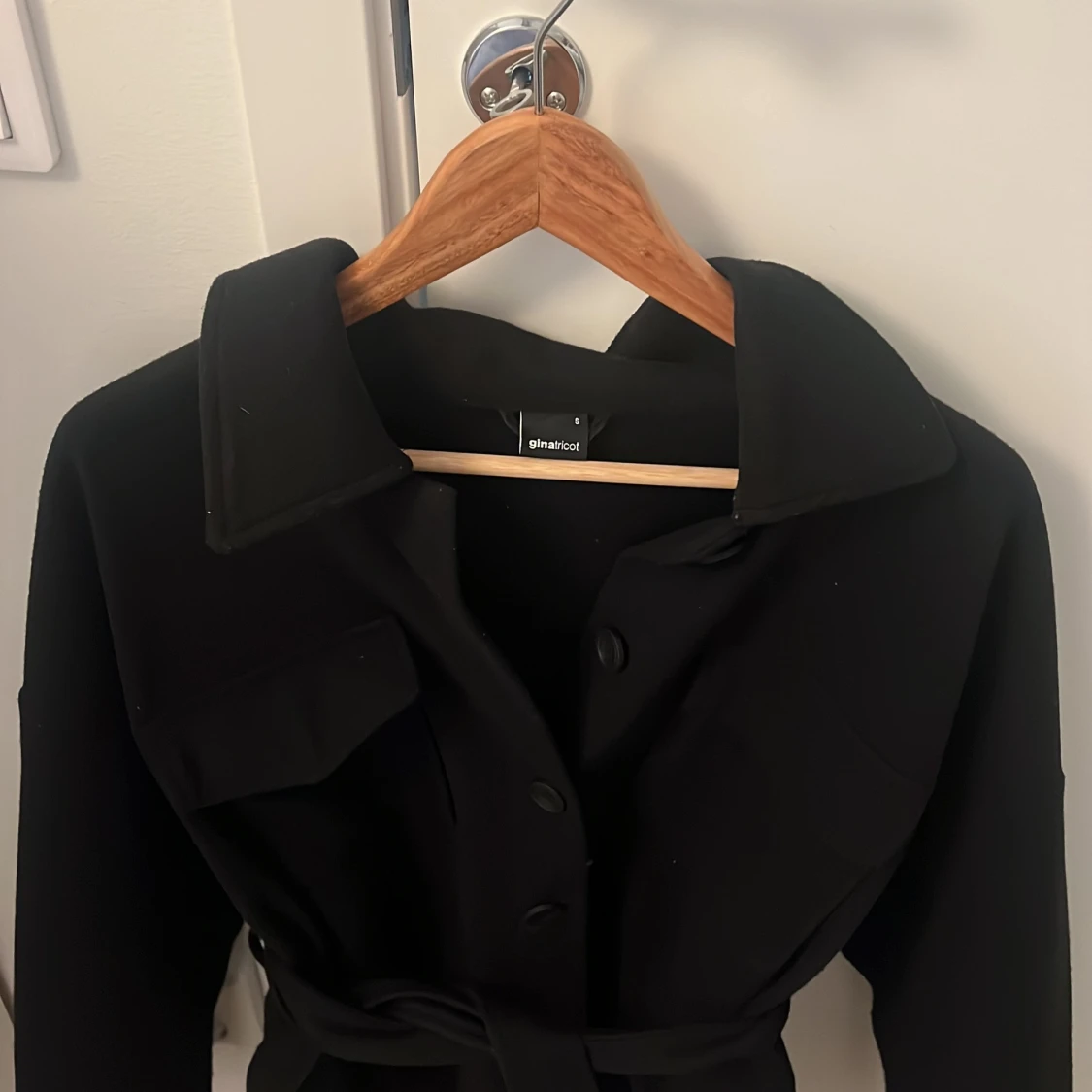 Svart kappa från Gina tricot - 90