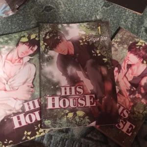 His House av Hajin Yoo (ALLA 3 YAOI) - Säljer manwha-serien 'His House' av Hajin Yoo. Volym 1 och 2 finns tillgängliga. Omslagen har vackra illustrationer med karaktärer omgivna av lövverk. Perfekt för fans av romantiska och dramatiska berättelser. Böckerna är i gott skick och redo för en ny ägare! Detta är en yaoi och säljer hela set!