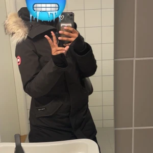 Canada goose Rossclair Parka  - Canada Goose Rossclair Parka, mycket bra skick!                                                                                 Säljer nu min exklusiva Canada Goose Rossclair Parka. Jackan har blivit väl omhändertagen, perfekt för vinterns kyliga dagar. Detta är en tidlös modell som både är varm och stilsäker, och den passar lika bra till vardags som för aktiviteter utomhus.