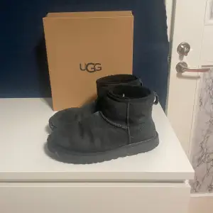 Säljer nu mina uggs då de är för stora  De är i använt skick då jag använt de en halv vinter priset är ej hugget i sten 