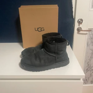 Uggs - Säljer nu mina uggs då de är för stora  De är i använt skick då jag använt de en halv vinter priset är ej hugget i sten 