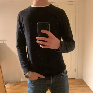 J.Lindeberg stickad tröja  - Säljer denna sjukt snygga stickade tröjan från J.Lindeberg just nu🙌🍁 Tröjan har inga defekter✅ Färgen är svart och storleken är M⭐️ Tveka inte på att höra av dig vid minsta fråga eller fundering🙌🍁