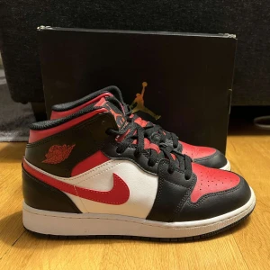 Air Jordan 1 mids  -  använda fåtal gånger med kartong kvar.