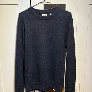 Stickad tröja från Solid - Säljer en snygg svart stickad tröja från Solid. Perfekt nu till höst och vinter🍁❄️ Tröjan är helt ny och aldrig använd. Tror priset ligger på 599.