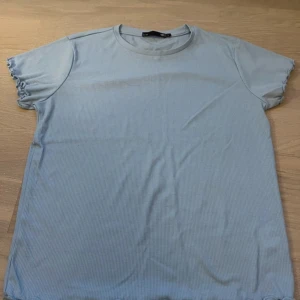 Blå ribbad t-shirt - Ribbad t-shirt från Lager 157, Mycket bra skick & Storlek L