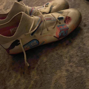 Fotbollsskor/dobbskor  - Säljer flera par  fotbollsskor i olika färger.  Perfekta för fotbollsträning eller match! 200kr per skor