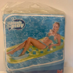 Uppblåsbar madrass från Splash and Play - Säljer en uppblåsbar madrass från Splash and Play. Perfekt för sommarens poolhäng! Madrassen är i blått och grönt med en bekväm design för att flyta runt i vattnet. Den är ny och fortfarande i förpackning. Perfekt för både barn och vuxna som vill njuta av solen på vattnet. Går att använd inomhus också. Helt oanvänd, förpackningen har ett litet hål i plasten men INTE madrassen. Madrassen är oanvänd. 