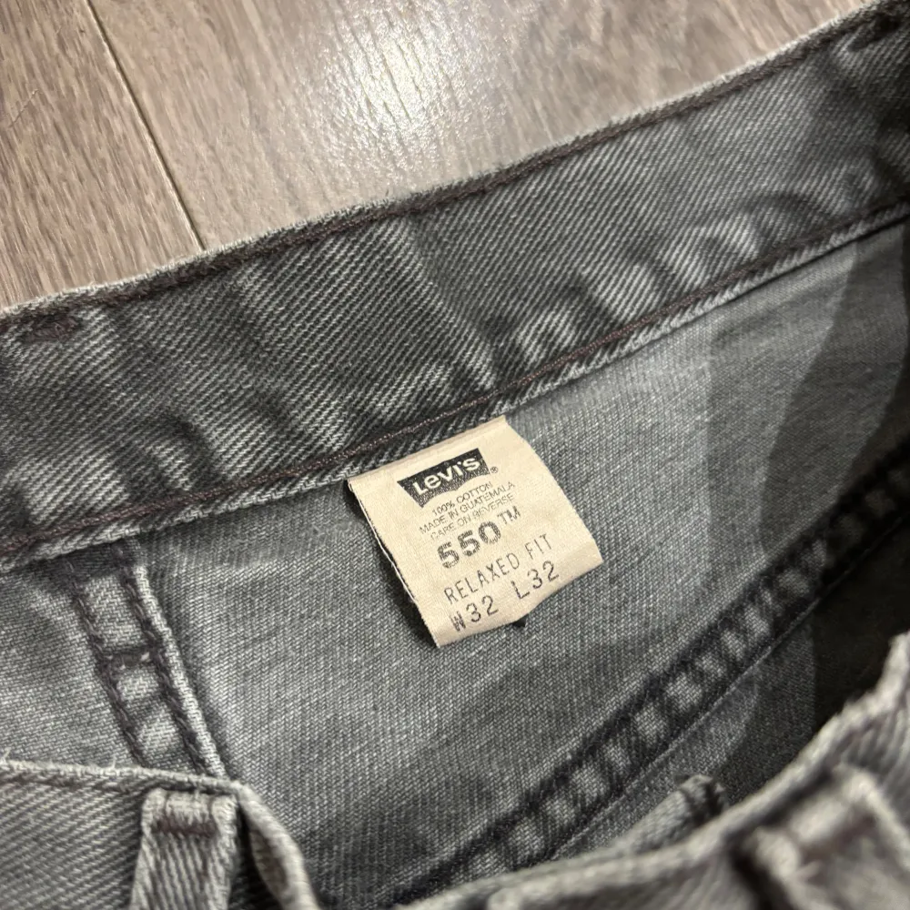 Slitage vid hälarna annars bra skick. Priset går att diskutera. Skriv för frågor eller mått.. Jeans & Byxor.