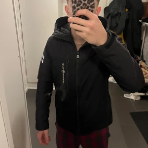 SailRacing vinter jacka  - Säljer en SailRacing vinter jacka för både tjejer och killar. Den är i bra skick och sitter fint på. Skriv om du vill ha fler bilder! 