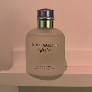 Dolce & Gabbana Light Blue Pour Homme - Eau de Toilette - Säljer denna parfym då den är knappt använd, 125 ml flaska, uppskattad mäbgd kvar - ca 100 ml