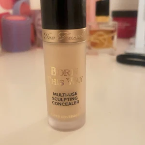 Born This Way Multi-Use Sculpting Concealer - Säljer en Too Faced Born This Way Multi-Use Sculpting Concealer i nyansen Snow. Denna concealer ger full täckning och kan användas för att skulptera och highlighta ansiktet💕. Perfekt för att dölja ojämnheter och ge en jämn hudton. Säljer för den inte är min färg💕Använt 1 gång, org pris 400kr