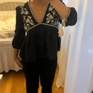 Zara blus - Säljer denna otroliga blus från Zara den är köpt för jättelänge sen men fortfarande bra skick på sista bilden kan du se hur det gulnat lite men inget som stör😇💓 Passar även mig som har S (men mindre byst)💓 
