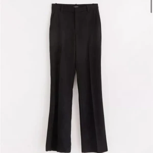 Svarta kostymbyxor - Säljer ett par stilrena svarta kostymbyxor i mycket bra skick. De har en klassisk straight passform och är perfekta för både vardag och fest. Byxorna är midwaist och ger en elegant look. Perfekta att matcha med en snygg blus eller kavaj!
