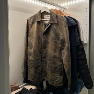 Zadig & Voltaire Camouflage jacka  - Säljer en camouflagejacka från Zadig & Voltaire i storlek S. Jackan har en militärgrön färg och är perfekt för höst och vår. Jackan är i perfekt skick och inte använd, tags finns kvar. Pris kan diskuteras, hör av dig vid minsta fråga💯