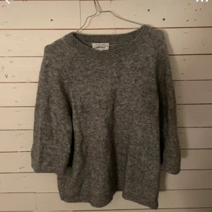 Stickad t shirt  - Från &otherstories, bra kvalite och skick 