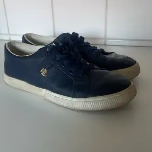 Superfina sneakers från Ralph Lauren, bra skick i storlek 38!! Relativt nya och inte använts särskilt mycket💗😇