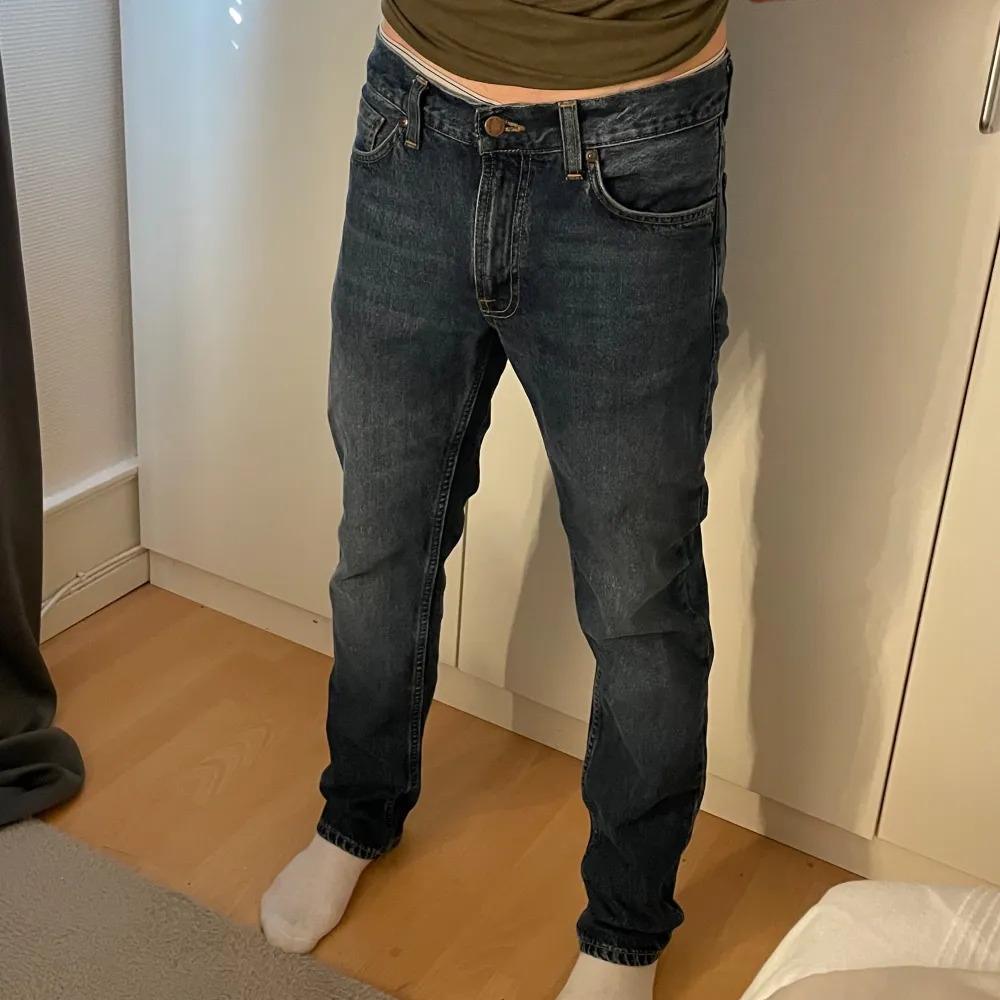 Nudie jeans av herr modell i storlek W30 L32. Bra skick och jättefin färg. Hör av dig vid intresse eller fler bilder! . Jeans & Byxor.