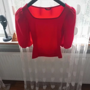 Tröja - En super fin röd tröja, underbart till julen. 