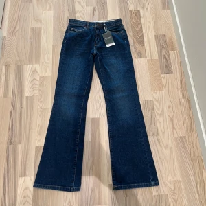 jeans - säljer dessa lågmidjadejeans för att de är för små för mig. Köpte dom på sellpy och dom är i nyskick. Storlek 34. Märket är ActiveWear