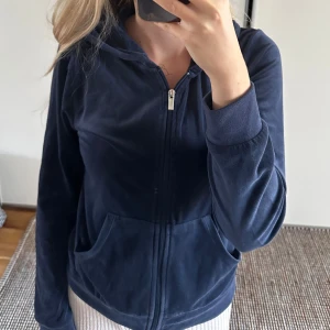 Blå kofta  - Blå kofta från Gina Tricot i storlek s. 