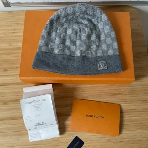 Louis Vuitton Mössa - Säljer en snygg mössa från ”Louis Vuitton”. Mössa är i väldigt bra skick utan några defekter. Kvitto, box och lappar fås med vid köp (Pris kan diskuteras)