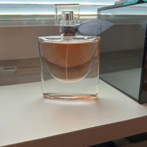 Parfym - Säljer min La vie est belle parfym från Lancôme på 50 ml då jag aldrig har använt den. Den doftar otroligt gott dock, väldigt blommigt, men tyvärr så passar doften inte på just mig. Nypris 999kr, säljer för 650, pris kan diskuteras. 