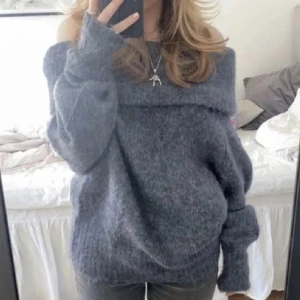 off shoulder tröja - stickad off shoulder tröja från hm, aldrig använd.